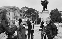 Gruppe vor Denkmal